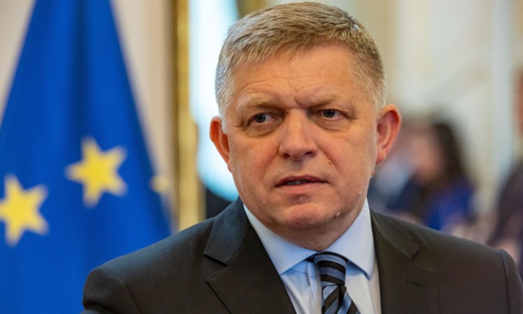 Фицо вижда нова желязна завеса в Европа
